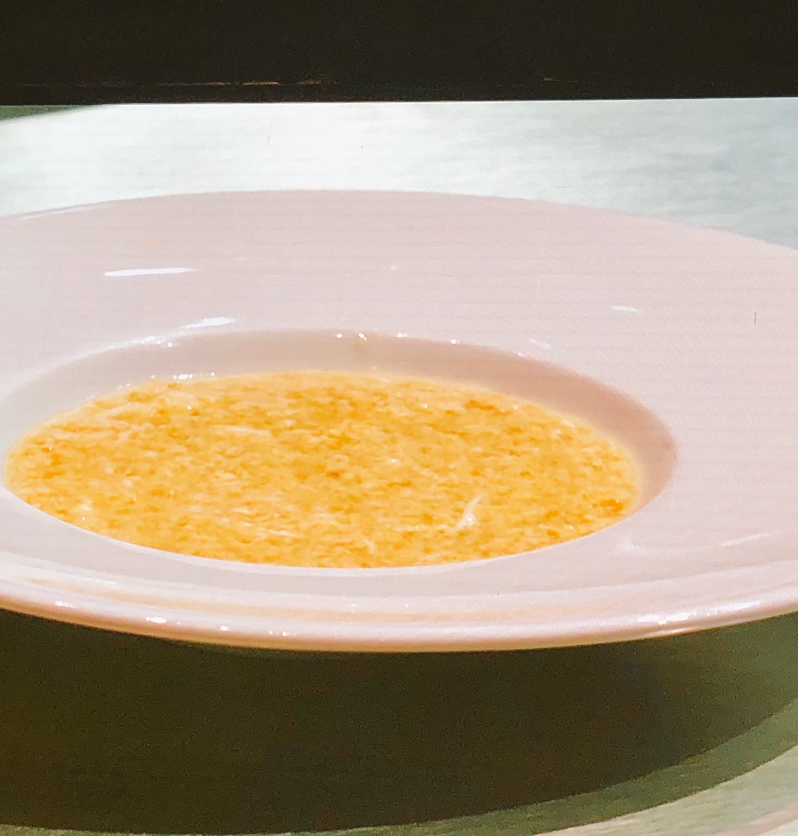 Emocionante #MontserratFontané y su hijo #JoanRoca en @madridfusion Elaboran sopa de hierbabuena y tapas del bar de la familia Recuerdos, tradición, humildad y memoria. Bravo!!! @CanRocaCeller