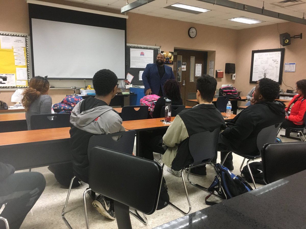 msdwtcurriculum's tweet photo. @iAmHoldenOn actor Steve Ellis meeting with @JELCC film production students- “let all the no’s build the foundation for the “yes” that will come later” https://t.co/4Ibx0nwtdv