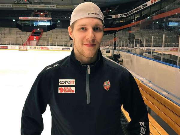 Allehanda_Modo's tweet photo. [+] Henri Auvinen bröt kontraktet för att ta chansen i Sverige. I går tog finländaren sina första skär i sin nya miljö.
https://t.co/munyafgIz4 https://t.co/BX64PbqMQM