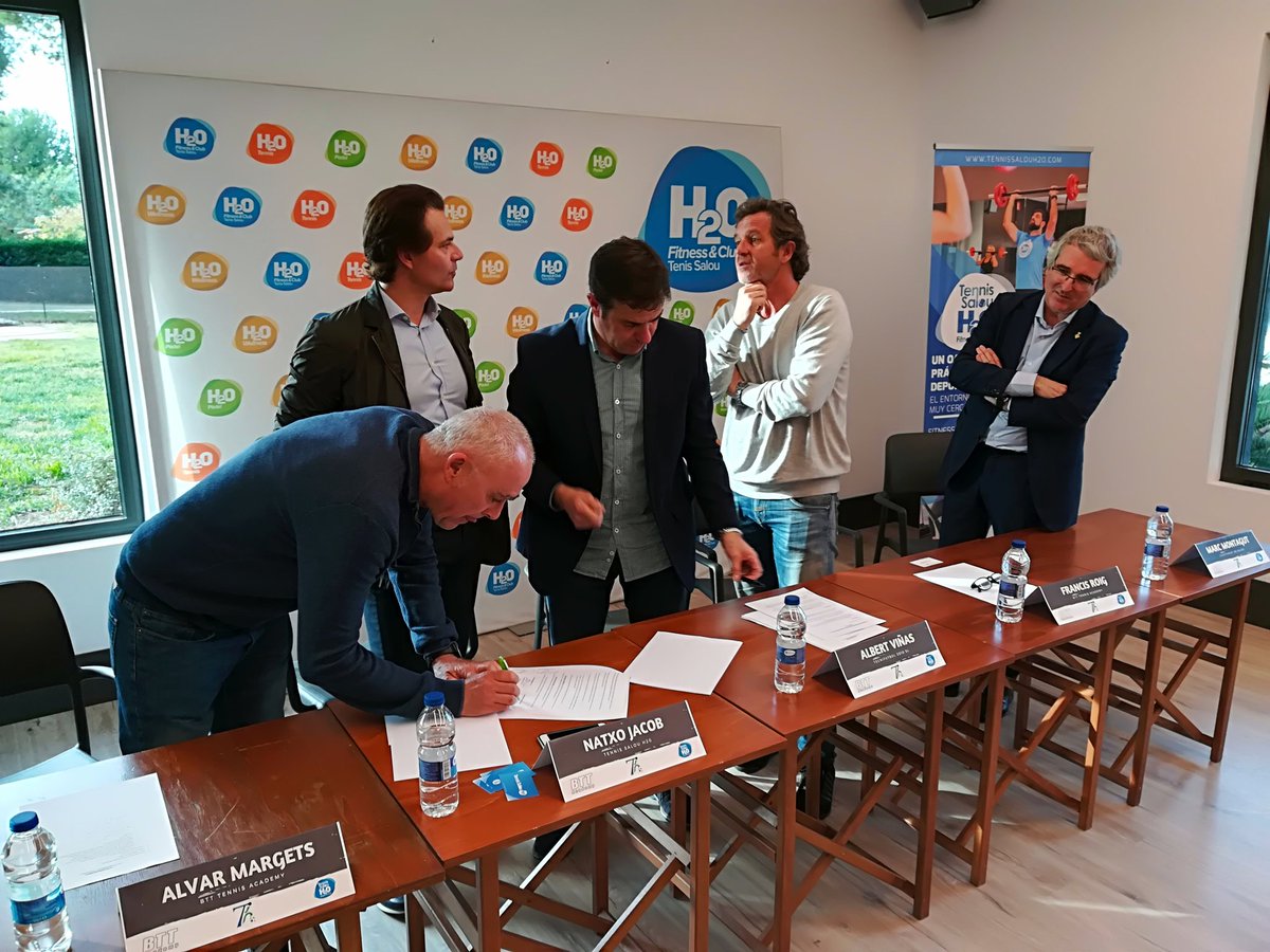 Tennis_Salou's tweet photo. Presentación de la nueva academia de tenis internacional BTT Tennis Academy - Tennis Salou, una colaboración entre @BTT_Academy, @tecnifut y Tennis Salou H2O. También estuvo presente el @AjuntamentSalou. #Salou #tennis #tenis https://t.co/TzaLCUYu1E