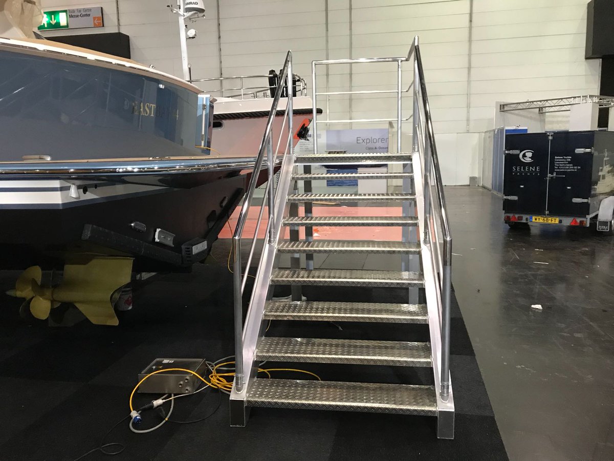 Microtruss's tweet image. Op Boot Düsseldorf een aluminium trap op....