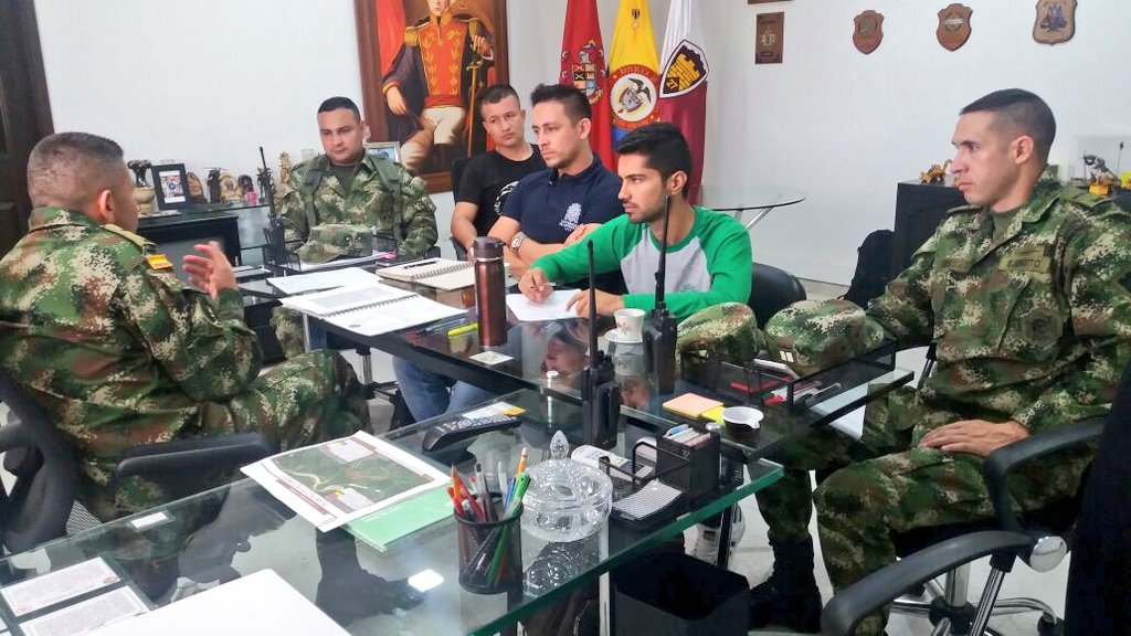 Ejercito_Div6's tweet photo. #Ahora  mesa de trabajo en el Comando del #Bicas27 y sus #IngenierosMilitares de la #Div6 del @COL_EJERCITO en conjunto con los Ingenieros de la @UdeA, para la  implementación del #PlanPiloto que busca la adecuación y mejoramiento de vias terciarias en Puerto Vega #Putumayo. https://t.co/dcAsAkhIhg