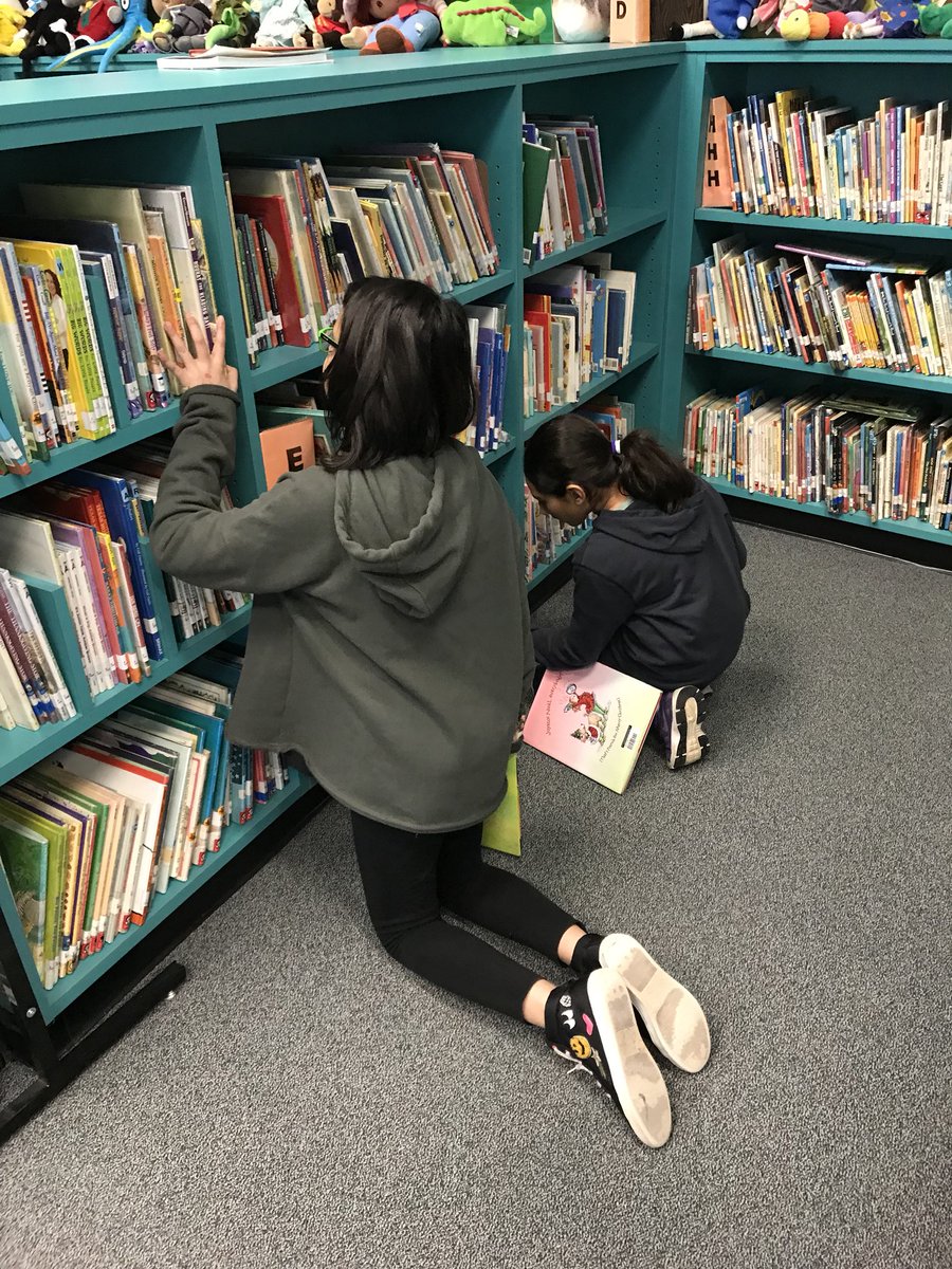 librarytime04's tweet photo. Awesome 5th graders helping shelve today @CME_Tigers @FBISD_Libraries #CME5thgrade #CMEoutclass https://t.co/jrUEhXb8S4
