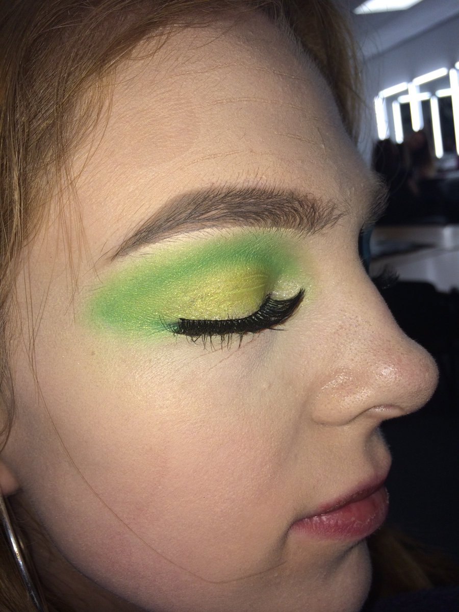 CFarrallMakeup's tweet photo. Two Tone Makeup on my model Lauren 💕 (brands used: @SoapandGlory @KATVONDbeauty @Primark @UrbanDecay @MakeupRVLTN @bhcosmetics ) #greenandblue #twotone #lashes https://t.co/NmYUcMi3pE