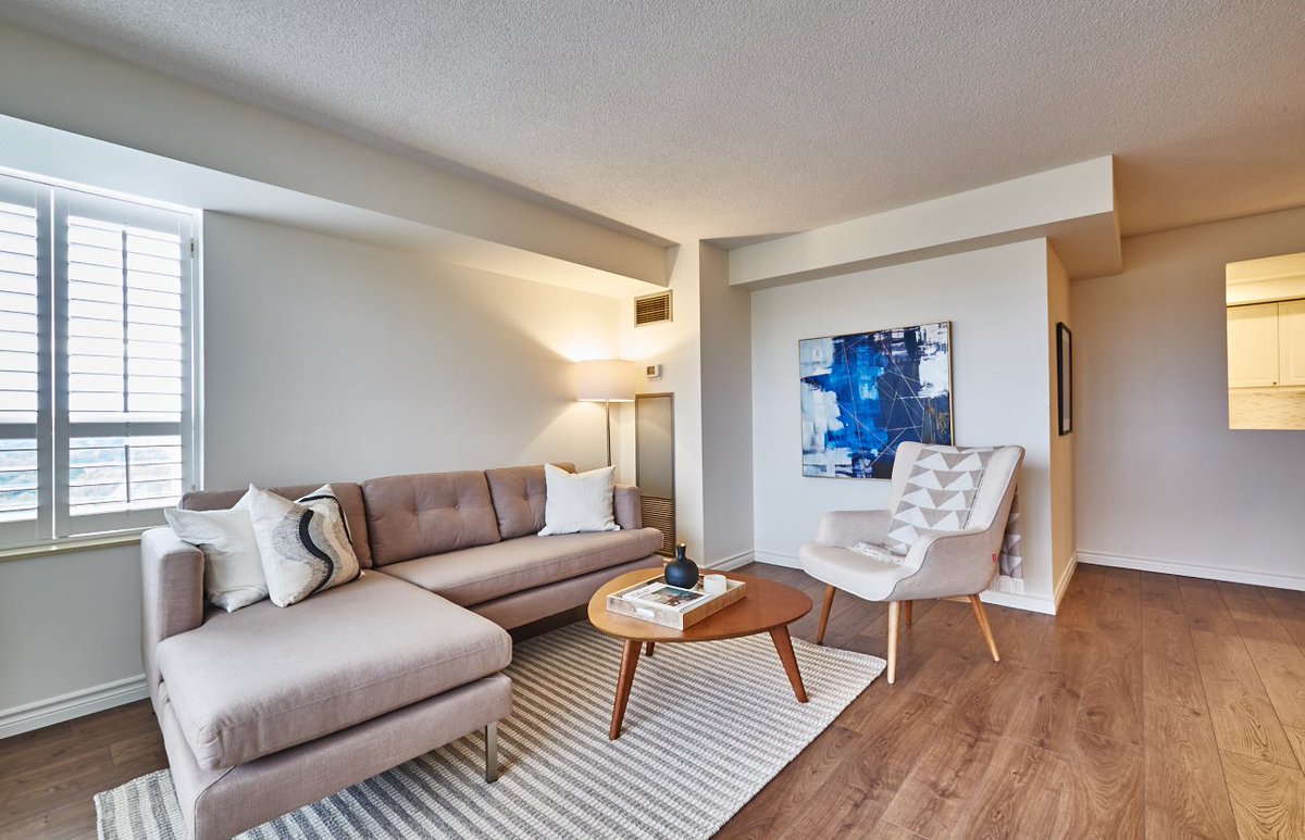 modernstagingca's tweet photo. Colourful art adds personality and charm to neutral furnishings.What stand-out peices do you style with? https://t.co/3QWVE10SFX