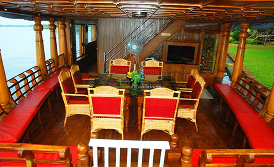 BackwaterBreaks's tweet photo. What is a premium houseboat service and how to book it? https://t.co/I9o0Nl3Wzg https://t.co/hwlFCZrTsX
