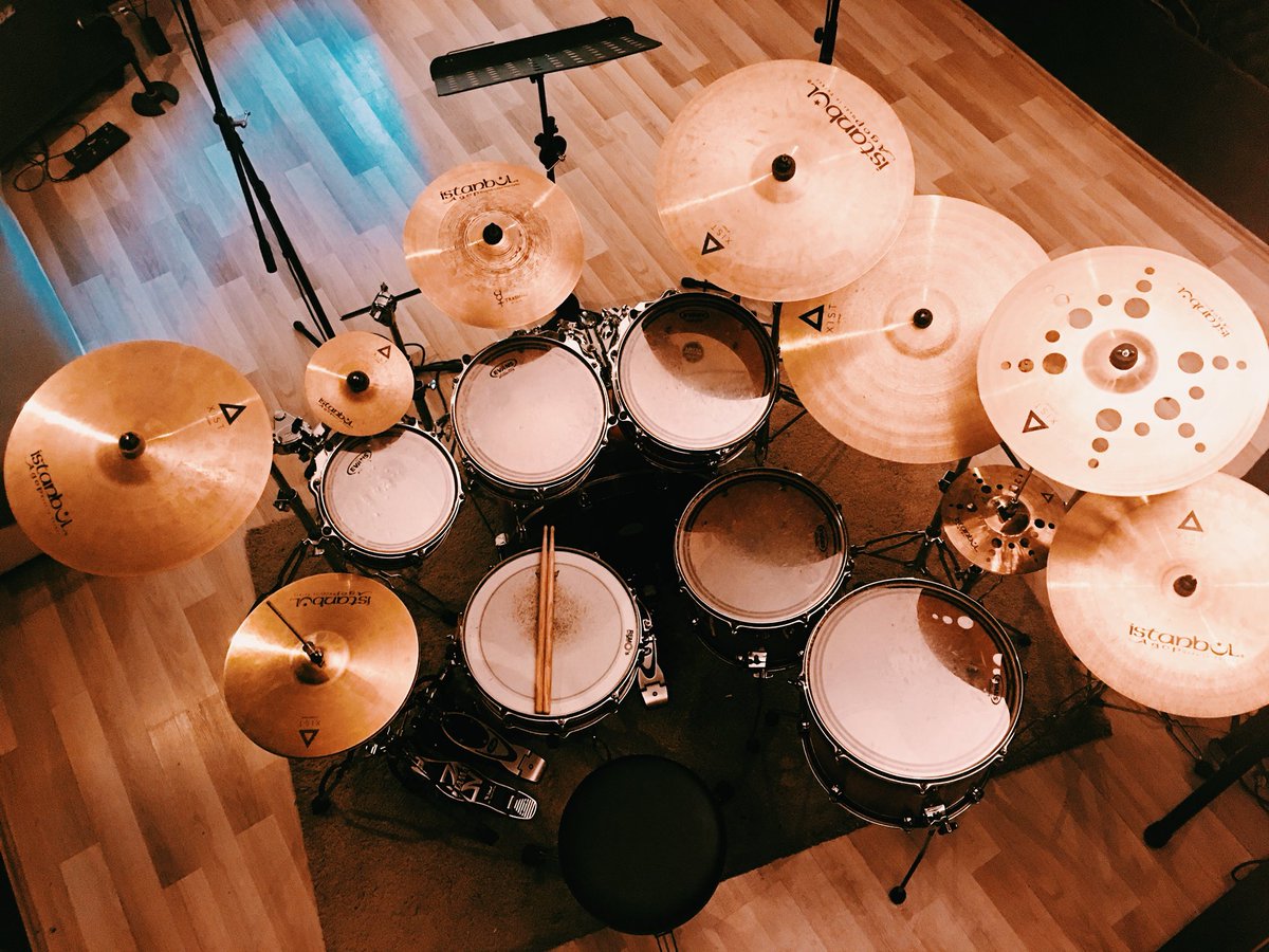 Birileri #drumsetup mı dedi 😉
#music #crosslounge  #drums #starclassicmaple #istanbulagop #xist #chine #ioncrash  #studio #yenişarkı  #pop #rock  #stüdyocross #tama #recordingstudio  #backline #maple #custom