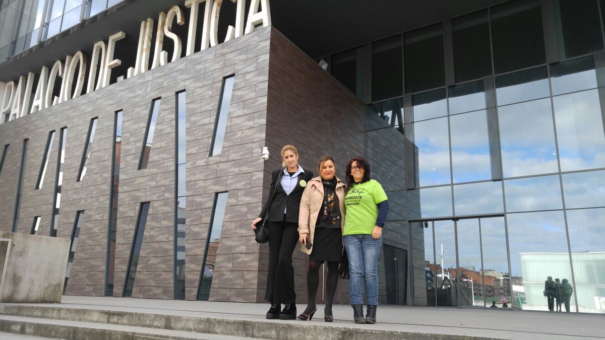 laskellysast's tweet photo. Las @kellysasturias en compañía de la letrada Dolores Barrio Castillo.Ella es la letrada de kellys en Asturias.A la que le estamos enormemente agradecidas por la labor en su trabajo y su empeño.Hoy amaneció un nuevo día con un nuevo juicio.Y fuimos apoyar a una camarera de piso💚 https://t.co/KxnTlHhqf7