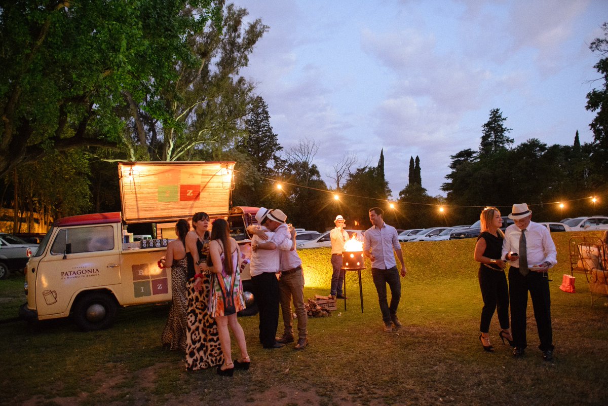 MILOPCIONES's tweet photo. En tendencias de boda para recepción o cena, el food truck lleva la delantera. Te contamos por qué: https://t.co/sAmfbF0Ym5 🚍💛 #foodtruck #foodtruckweddings #bodas @dc_madrid @cuentischool @Mixedfotografia @eventosfmc @RocaNatalia https://t.co/nSPO7GkuAr