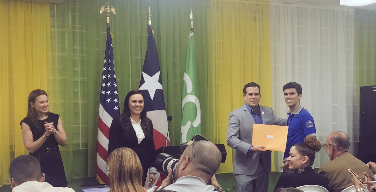 labasecroec's tweet photo. El presidente de SEVA Coop @Churches_Jose_ recibiendo a manos del gobernador el certificado de incorporación @CDCOOPPR #teamcroec https://t.co/w8gTjWK5sa