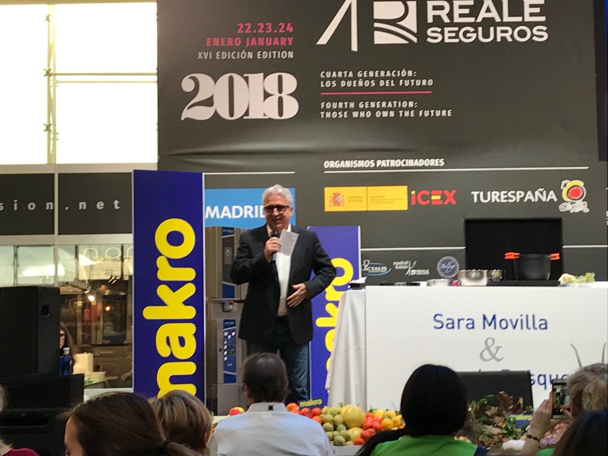 mamelredondo's tweet photo. El genial @LeoHarlem haciendo la presentación de “Escoge tu Pinché” en #MadridFusion2018 @makroESP https://t.co/MBPIF2YMb2