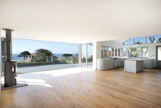 Modern love: here are our favourite contemporary homes on the market right now bit.ly/2Dwh2hR <a href="/MarchandPetit/">MarchandPetit</a>