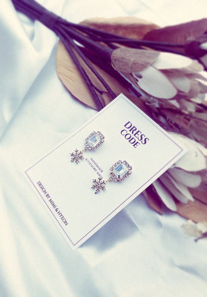 Dresscode_17's tweet image. ❄️겨울을 닮은 귀걸이 윈터! 우아한 눈꽃 모양의 보석이 한층 아름다움을 더해준답니다. 주문은 네이버쇼핑에서 부탁드려요⭐️
storefarm.naver.com/dresscode17/pr…