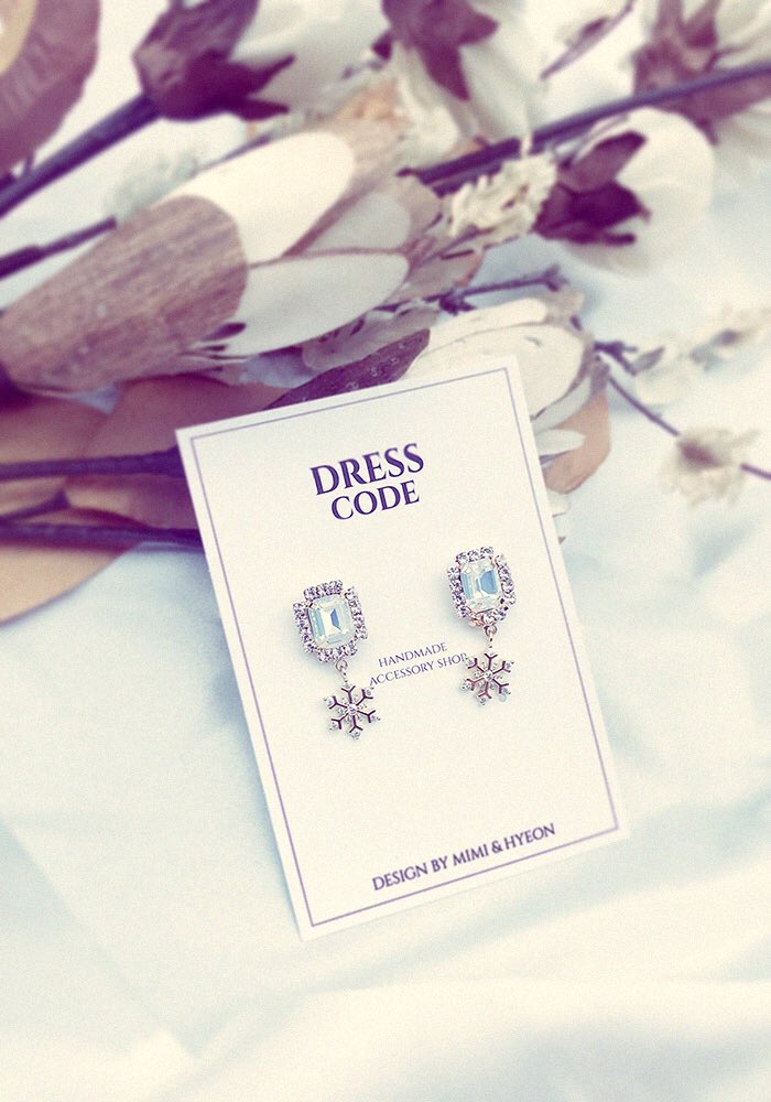 Dresscode_17's tweet image. ❄️겨울을 닮은 귀걸이 윈터! 우아한 눈꽃 모양의 보석이 한층 아름다움을 더해준답니다. 주문은 네이버쇼핑에서 부탁드려요⭐️
storefarm.naver.com/dresscode17/pr…