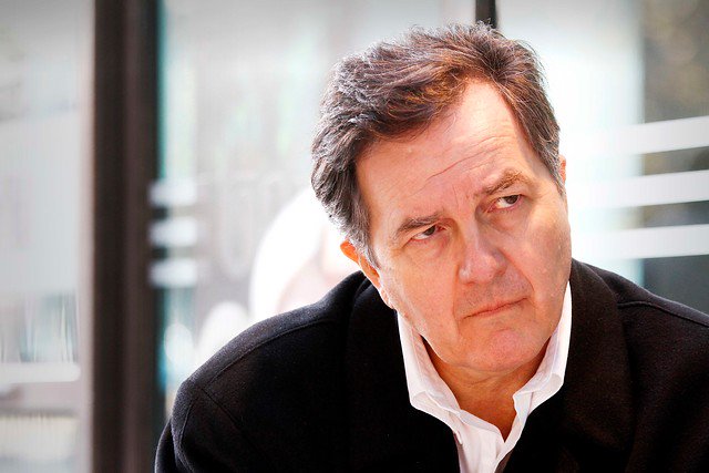 chilelibros's tweet photo. Es escritor chileno Roberto Ampuero juró como nuevo Ministro de Relaciones Exteriores de Chile para el gobierno de Sebastián Piñera. Ampuero es autor de "Nuestros años verde Olivo", "Boleros en la Habana", "El último tango de Salvador Allende", entre otros. https://t.co/rkkiJFvkLO