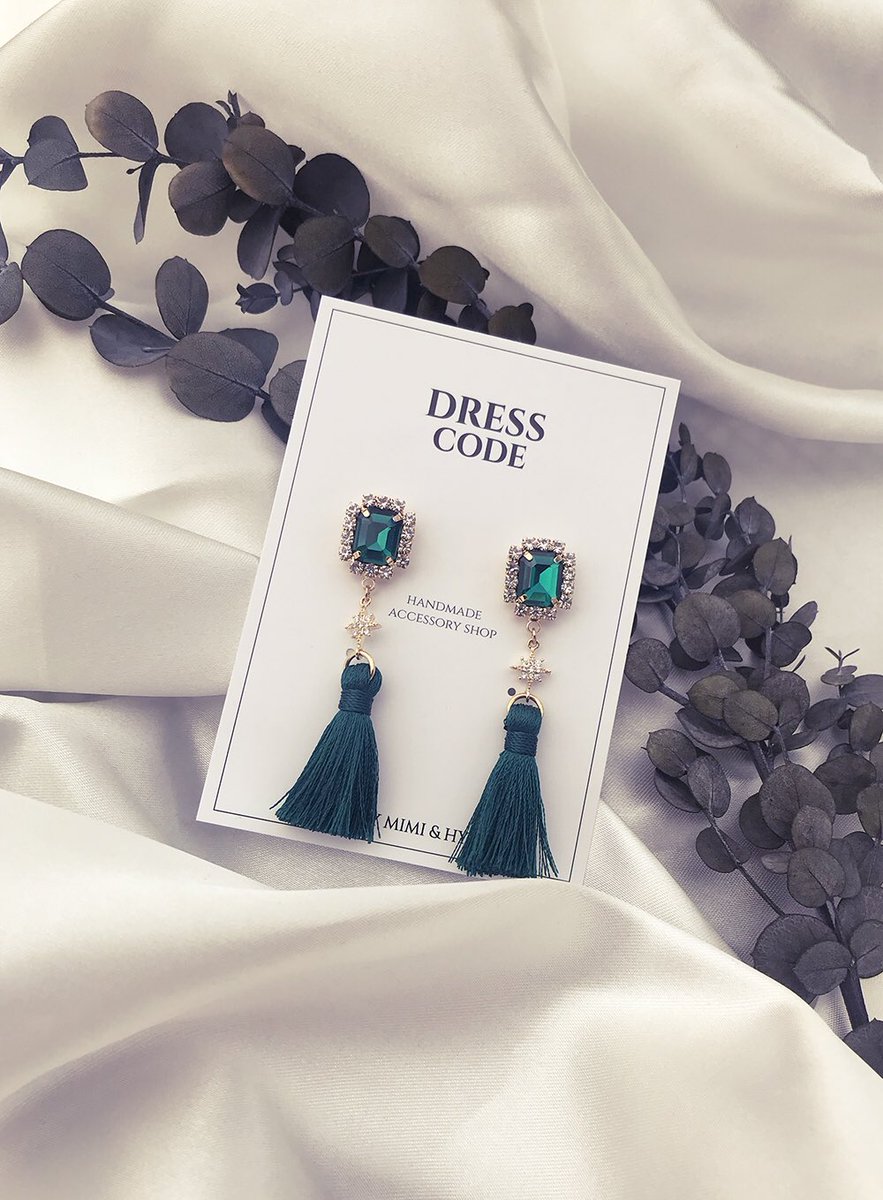 Dresscode_17's tweet image. 선명한 녹음을 담은 그린 테슬 드롭 귀걸이! 투명하게 빛나는 녹색 보석이, 회색빛 겨울 날 선명함을 더해줄거에요! 주문은 네이버쇼핑에서 부탁드려요⭐️
storefarm.naver.com/dresscode17/pr…