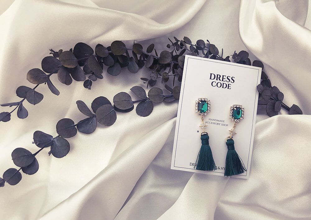 Dresscode_17's tweet image. 선명한 녹음을 담은 그린 테슬 드롭 귀걸이! 투명하게 빛나는 녹색 보석이, 회색빛 겨울 날 선명함을 더해줄거에요! 주문은 네이버쇼핑에서 부탁드려요⭐️
storefarm.naver.com/dresscode17/pr…