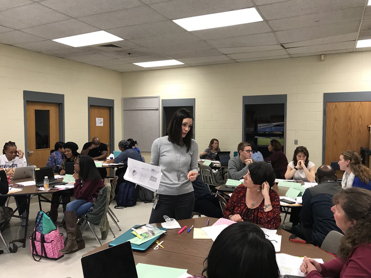 shannonl73's tweet photo. @PGCPSK5RELA presents Balanced Literacy to 3rd grade Teachers. Ts create poems about different types of lessons in the CIM. What are the key characteristics of a good whole class reading lesson? #PARCCprep #strategiesthatwork #pgcps https://t.co/3sSbR6mYKu