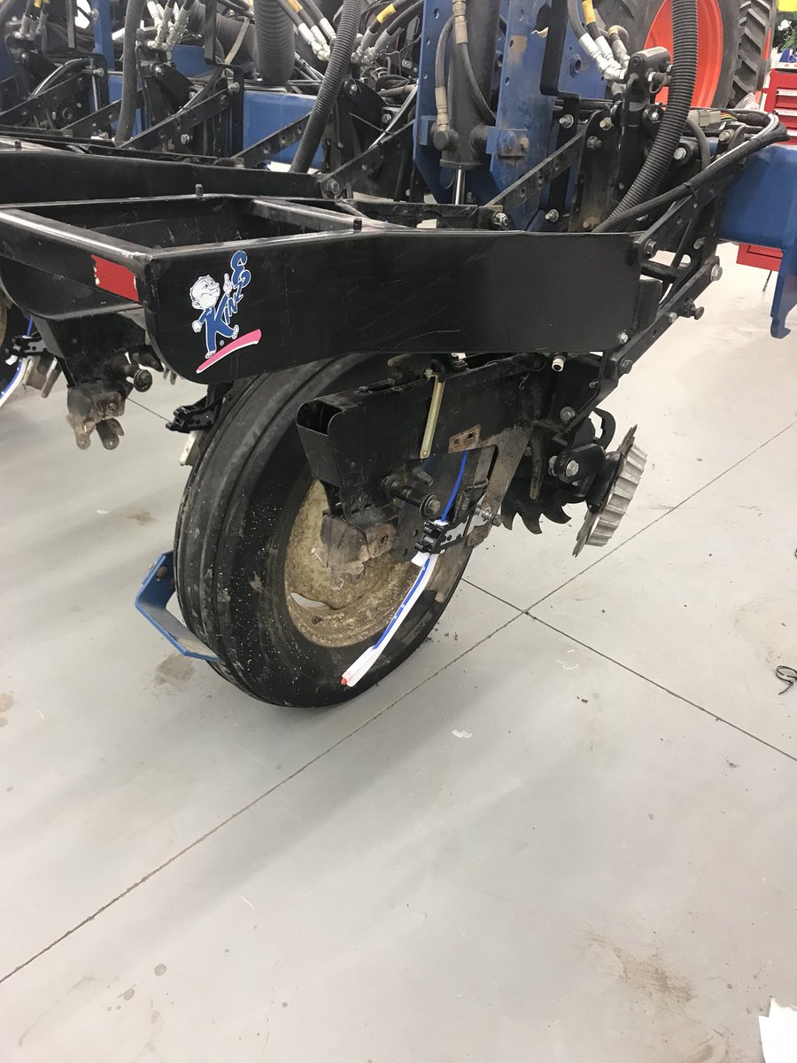 codymiller_sei's tweet photo. Time for some major planter maintance. Going through closing systems, parallel arms and bushings. Contact your @CHSLarsenCoop #yieldpoint specialist to get the full potential out of your planter. https://t.co/2AZyaCpwsB