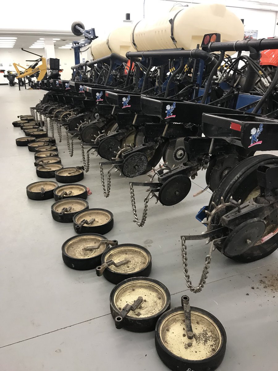 codymiller_sei's tweet photo. Time for some major planter maintance. Going through closing systems, parallel arms and bushings. Contact your @CHSLarsenCoop #yieldpoint specialist to get the full potential out of your planter. https://t.co/2AZyaCpwsB