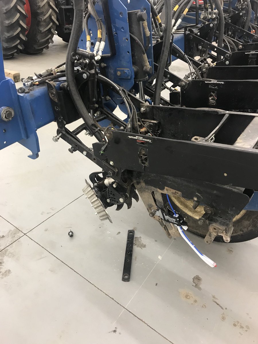 codymiller_sei's tweet photo. Time for some major planter maintance. Going through closing systems, parallel arms and bushings. Contact your @CHSLarsenCoop #yieldpoint specialist to get the full potential out of your planter. https://t.co/2AZyaCpwsB
