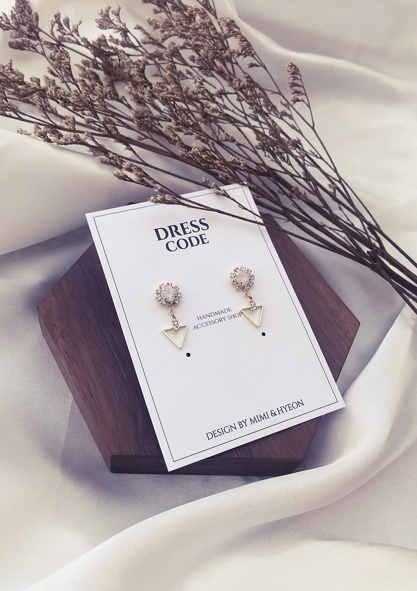 Dresscode_17's tweet image. 오팔빛의 보석이 빛을 받을 때 마다 영롱하게 반짝이는 예쁜 아이에요. 실물이 정말 예쁜 베스트 귀걸이! 주문은 네이버쇼핑에서 부탁드려요⭐️
storefarm.naver.com/dresscode17/pr…