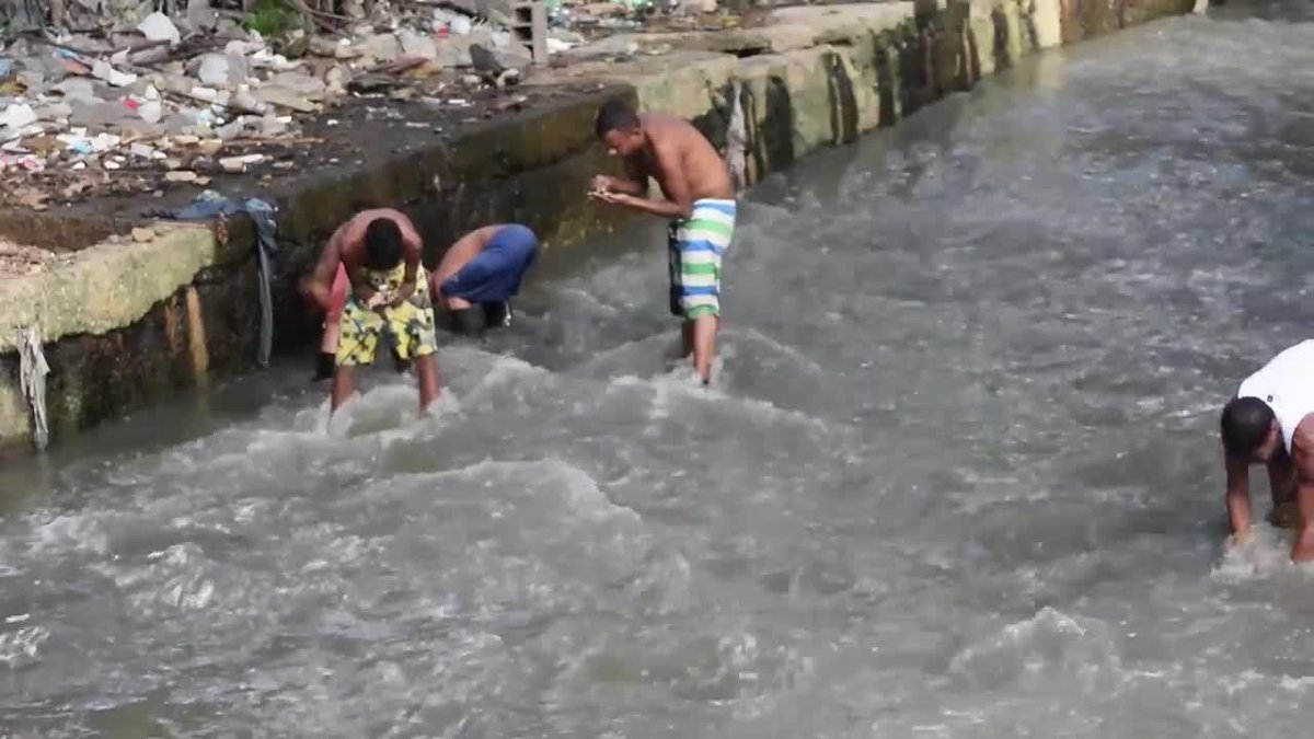 Amid hyperinflation in #Venezuela, desperation grows to find gold in polluted river bit.ly/2BoZiTM?utm_so… https://t.co/RFjHYsxkNU
