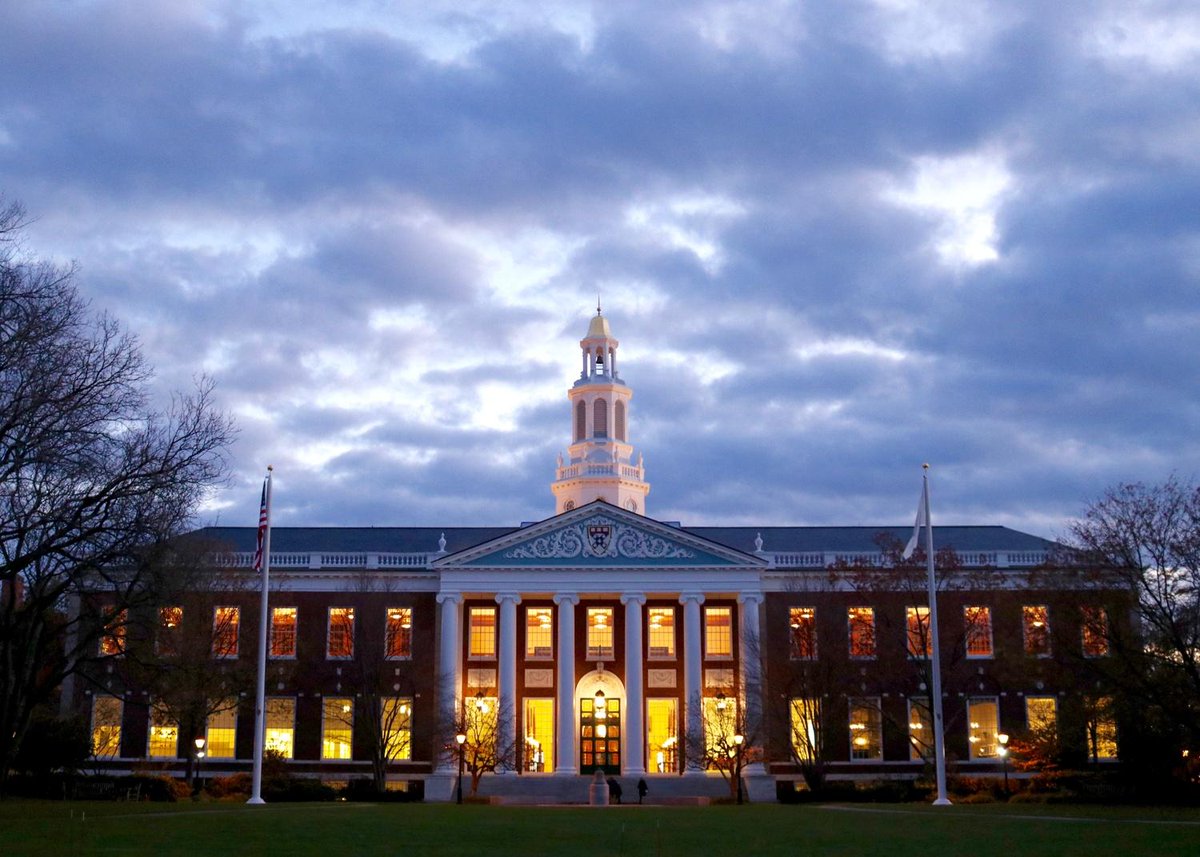 Why are MBAs increasingly choosing careers in public service? @HBSSEI's @MattSegneri explains: hbs.me/2E3wyTB via @thecrimson
