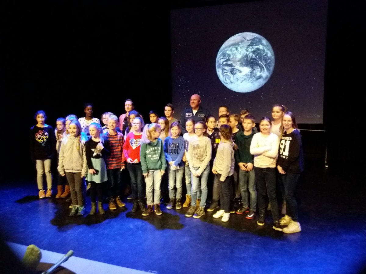basissChristal's tweet photo. Wat een belevenis! Vanmiddag lezing gehad van André Kuipers! De kinderen luisterden adembenemend! @astro_andre https://t.co/0VOeUFlRdO
