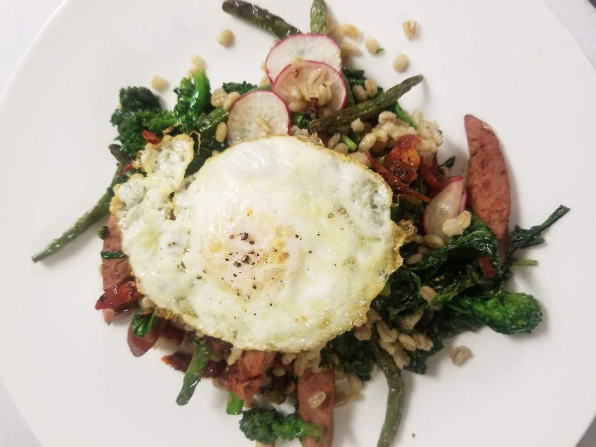 DeWolfTavern's tweet photo. Broccoli Rabe &amp; Green Beans, Turkey Sausage, Barley, Sundried Tomatoes, Radish, Pistachio, &amp; Fried Egg. #restaurantweek #foodies #chefsai #bristol #RI #lilrhody #lunch #broccolirabe #turkeysausage #greenbeans #barley #radish #friedegg #pistachio #sundriedtomato #nofilter https://t.co/biVlqL8xJt