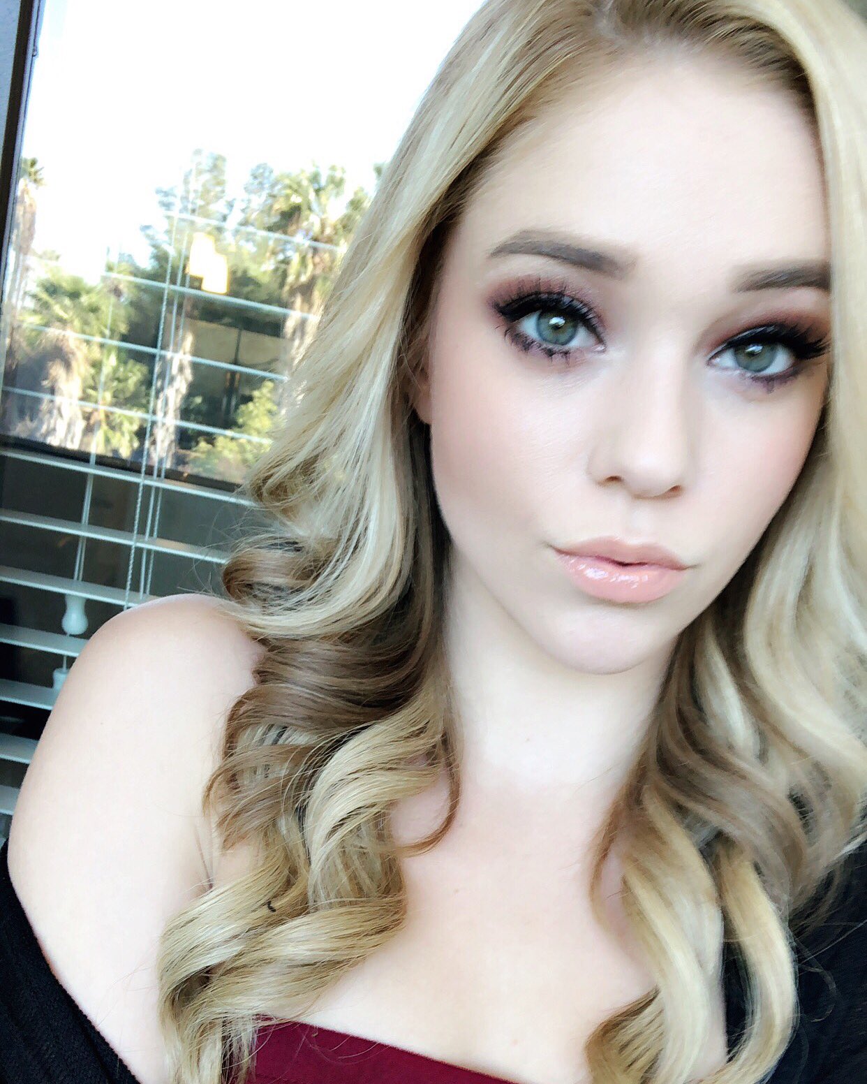 Kali Roses 🌹 On Twitter Green Eyes Golden Locks Palm Trees