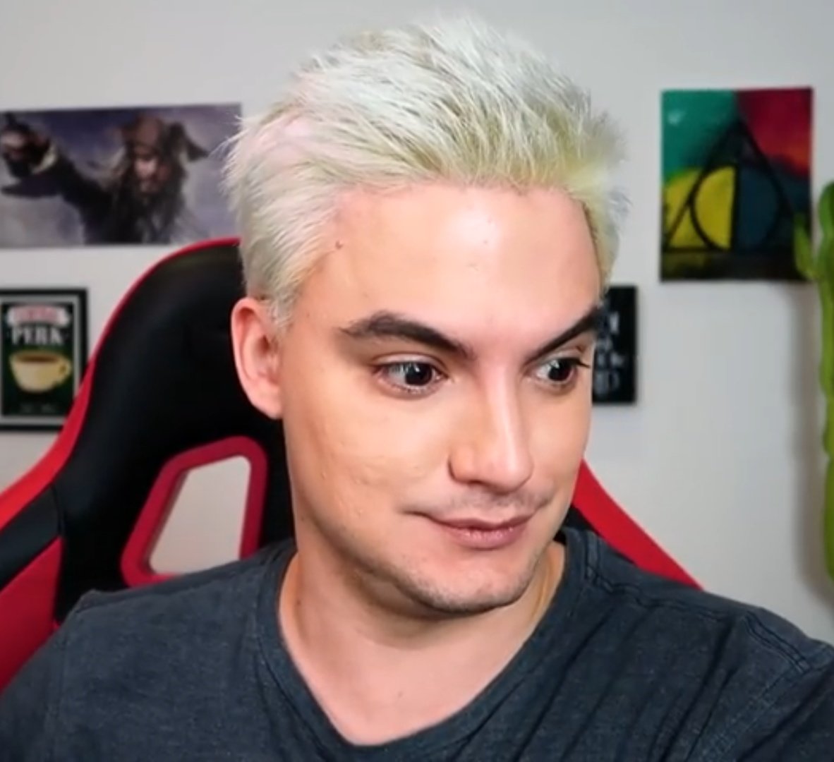 Quando sua amiga comenta "gato" na foto do seu crush: