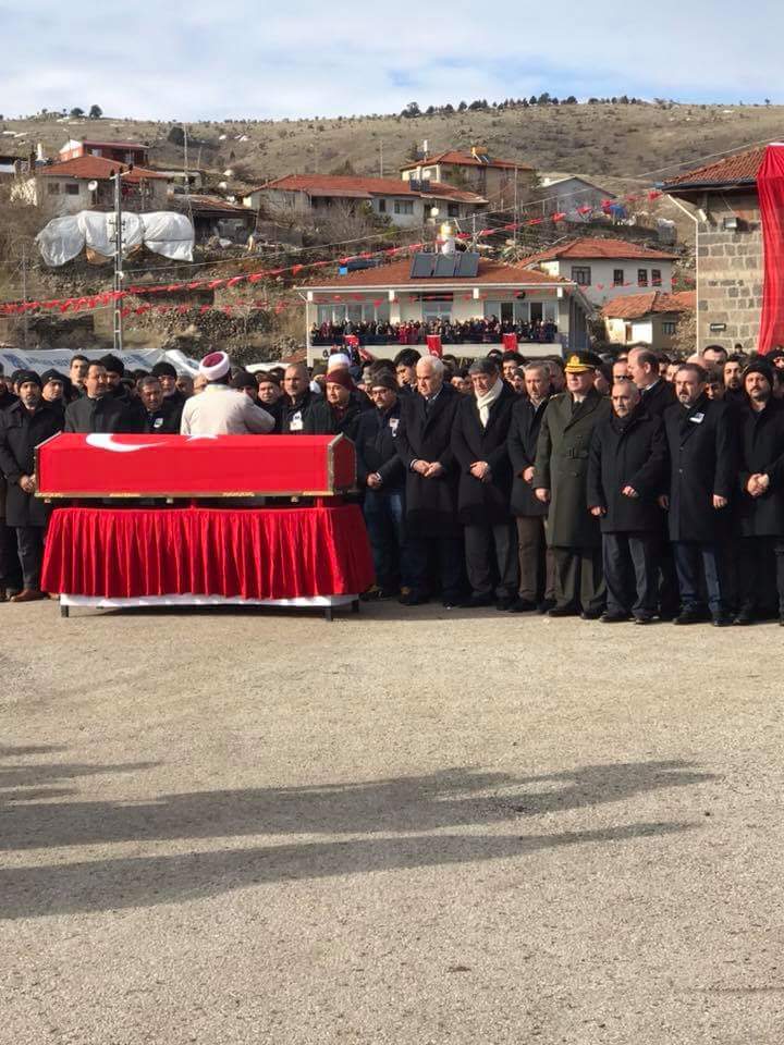 OlcayKilavuz's tweet photo. Afrin şehidimiz, Ülküdaşımız yiğit kardeşim Astsubay Musa Özalkan'ı dualarla toprağa verdik.RUHUNA FATİHA https://t.co/uNqAEZhNMA