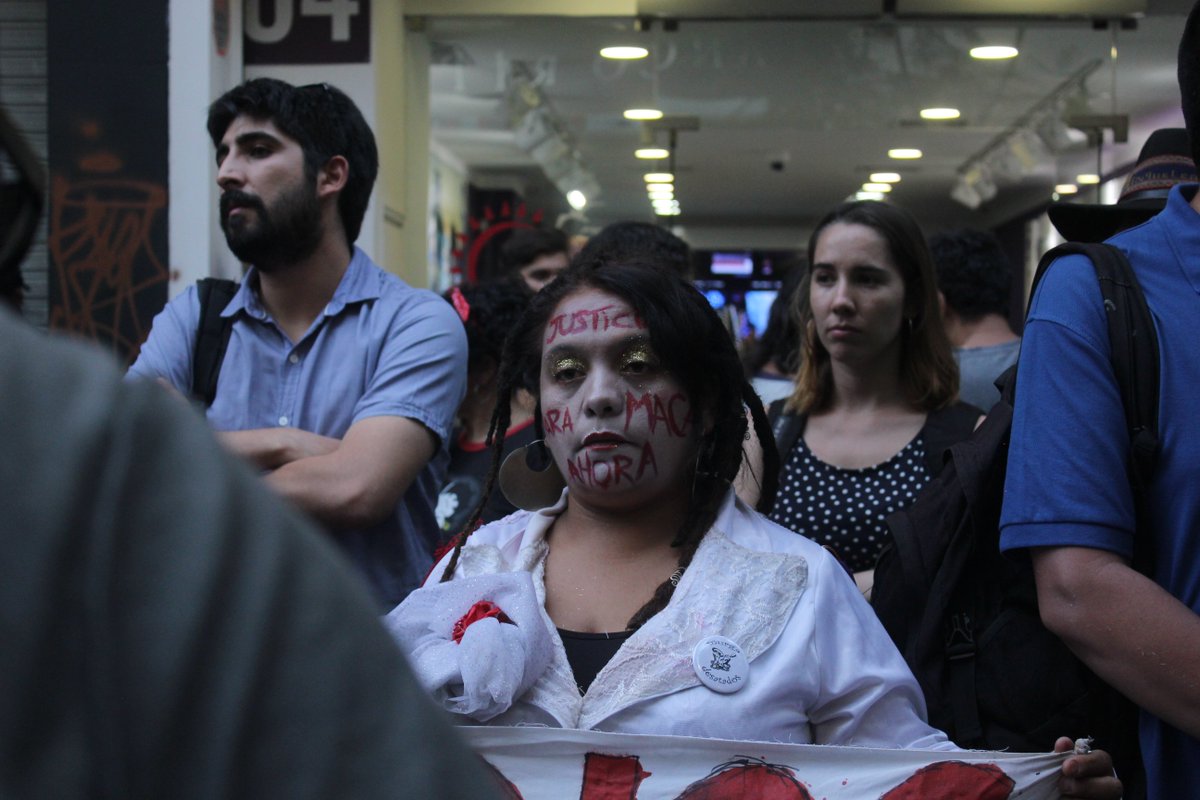 KitusOnline's tweet photo. La @FiscaliadeChile aseguró q activista medioambiental #MacarenaValdés se había suicidado. Una nueva autopsia demuestra que fue asesinada - "por ser mujer y por defender sus tierras" como dijo su esposo @rubencollio. Fotos @Kata__line #KITUS #JusticiaParaMacarenaValdes #Femicidio https://t.co/uyFNij3XnM