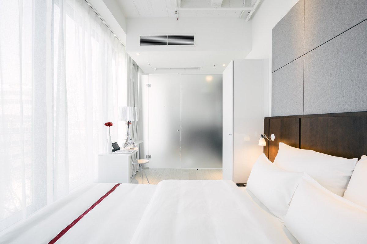 RubyHotels's tweet image. Nothing beats the feeling of cuddling up into our oversized beds with luxurious pocket spring mattresses and extra-large bed linen after a long work day 😴
#rubylilly #rubyhotels #munich