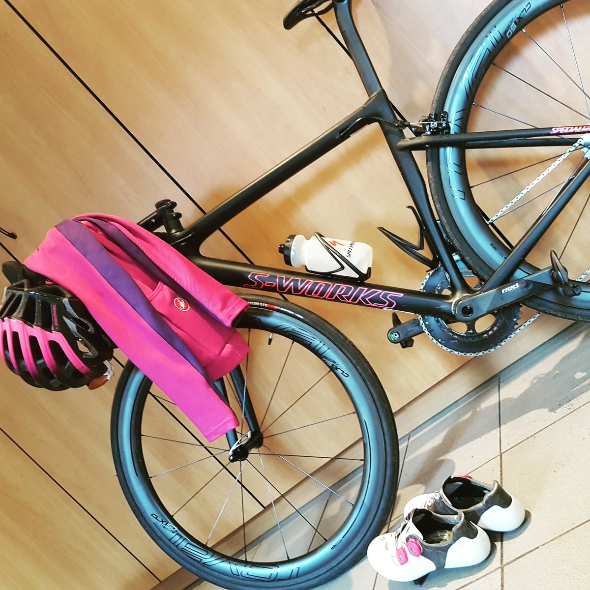 Jessiedaams's tweet photo. When it's not about the speed, it's about the details 😁😎 #specialized #tarmacsl6 #srametap #castelli #roval #garmin https://t.co/5gC1mqSWOi