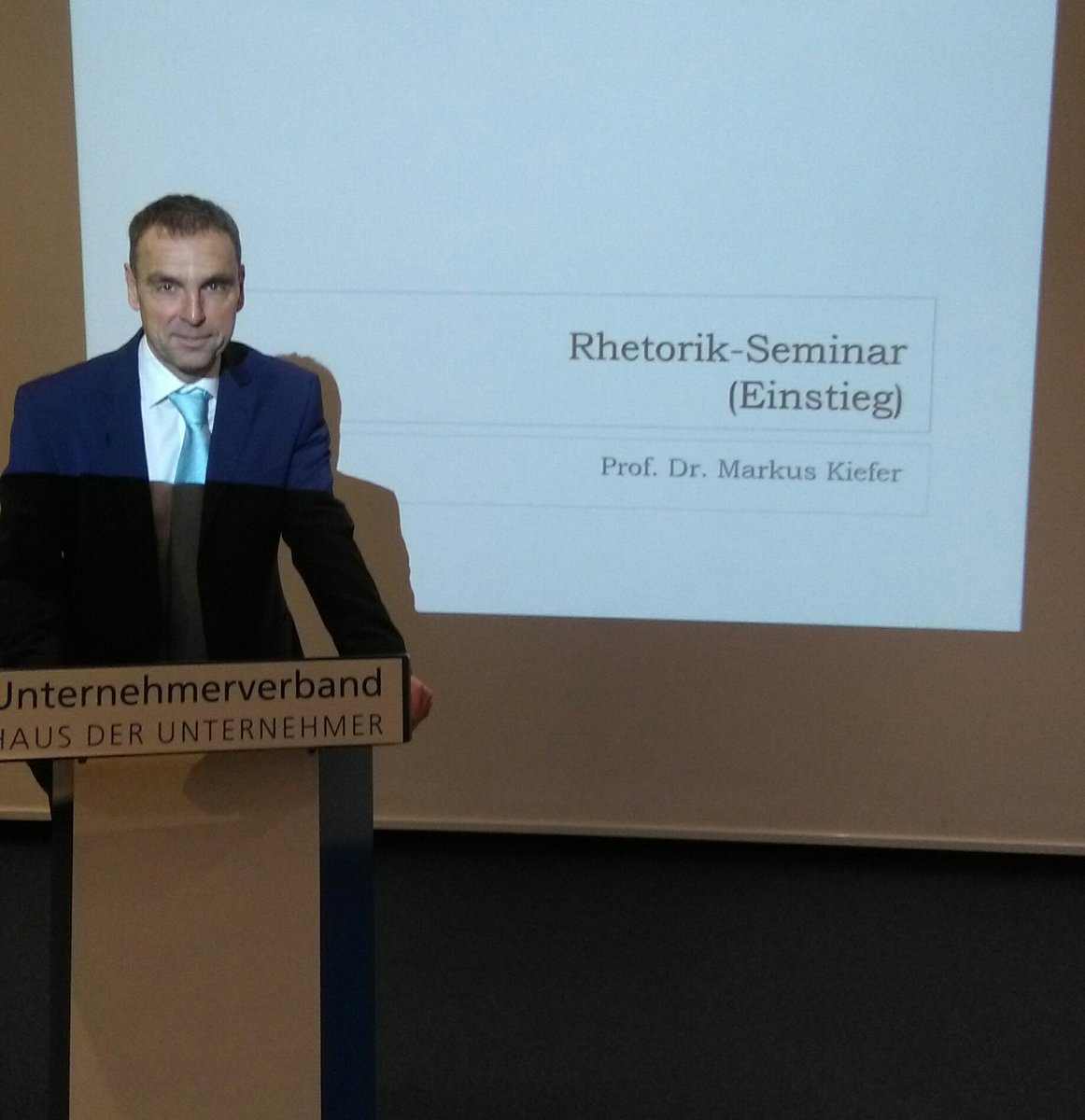 Kiefer1958's tweet photo. Heute stand wieder eines meiner beiden Liebling Seminare an: Rhetorik - gute Reden halten - wirkungsvolle Präsentationen. Haus der Unternehmer, Duisburg #kommunikation #praesentation #managementseminare @Unternehmerver1 https://t.co/D4qNDSevho