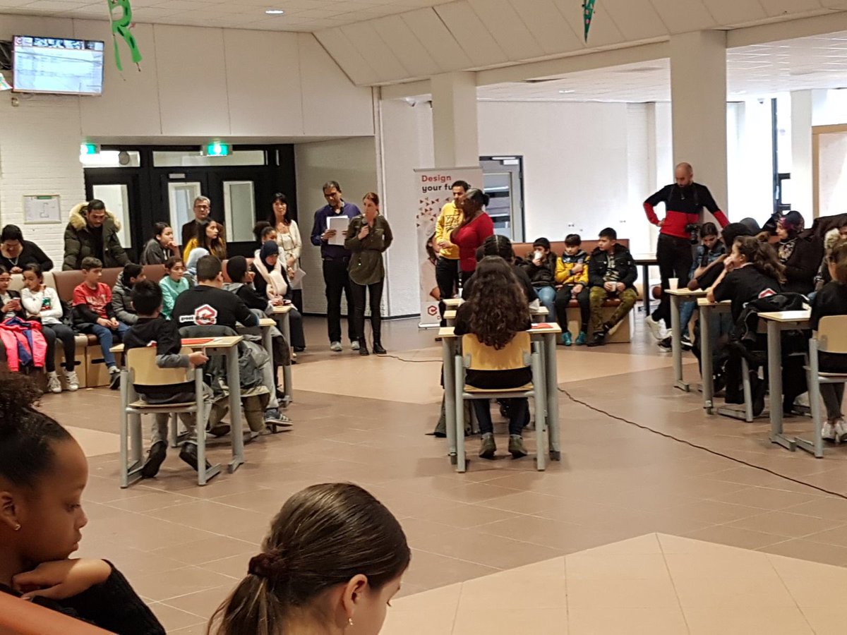 RDesigncollege's tweet image. Het dictee was een groot succes!!De aanwezige scholen Islamitische Basisschool Al Ghazali, Sri Sariswatischool en de Nicolaasschool hebben buiten het dictee om genoten van het designen van pannenkoeken en onze leerlingen die een dansvoorstelling gaven. #vmbo #rotterdam