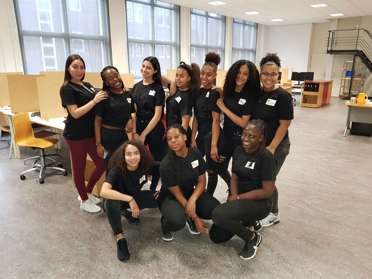 RDesigncollege's tweet image. Het dictee was een groot succes!!De aanwezige scholen Islamitische Basisschool Al Ghazali, Sri Sariswatischool en de Nicolaasschool hebben buiten het dictee om genoten van het designen van pannenkoeken en onze leerlingen die een dansvoorstelling gaven. #vmbo #rotterdam