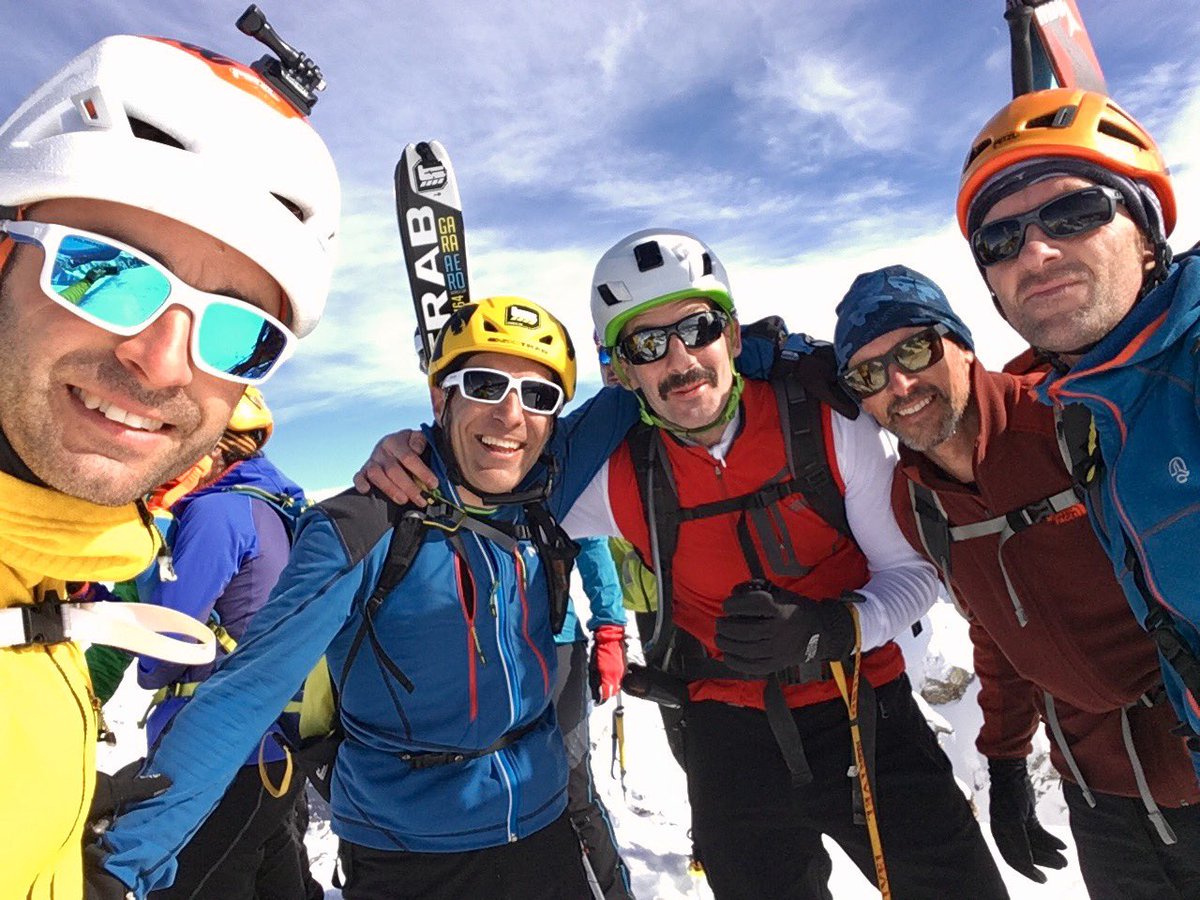 hermanospou's tweet photo. Día glorioso hoy en la cumbre del #Aspe2.640m con Alex, Txus, Ibon y Vallejo: Que bonito esta el #Pirineo!@thenorthface @LaSportivaSpain https://t.co/tFtob8EJA0