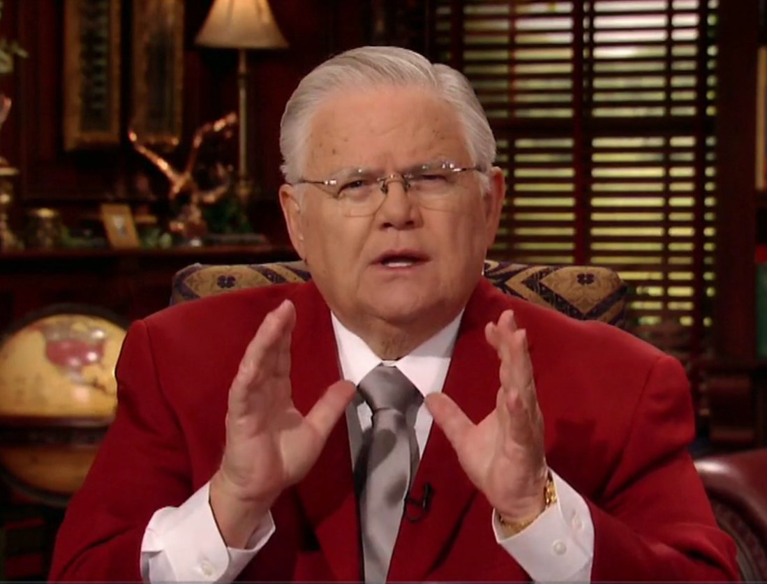 PrplHaz's tweet photo. @PastorJohnHagee Lev 19:19 says that not only is this suit so hideous it should be a war crime, but its cotton/polyester blend is an abomination before God. #EmptythePews https://t.co/aYT3t8TFSr
