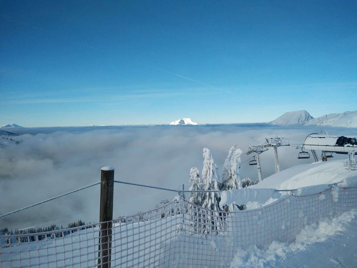 Absolute_Alps's tweet image. Finally after 7 days of storms we see the sun again 😀 #Chatel