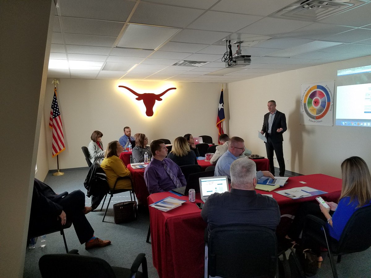 JRProctorAxSupe's tweet photo. @drshawnksmith speaking to @Region12 leaders about dramatically improving instruction for students through #DigitalConvergence @axtellisd https://t.co/DJf5IwFTS3
