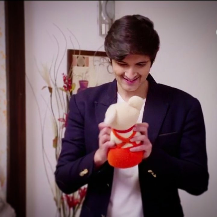 Rohanites_love's tweet photo. No you are more cute than teddy 😊 #sameerkapoor @rohan4747 https://t.co/W1tQmmN854