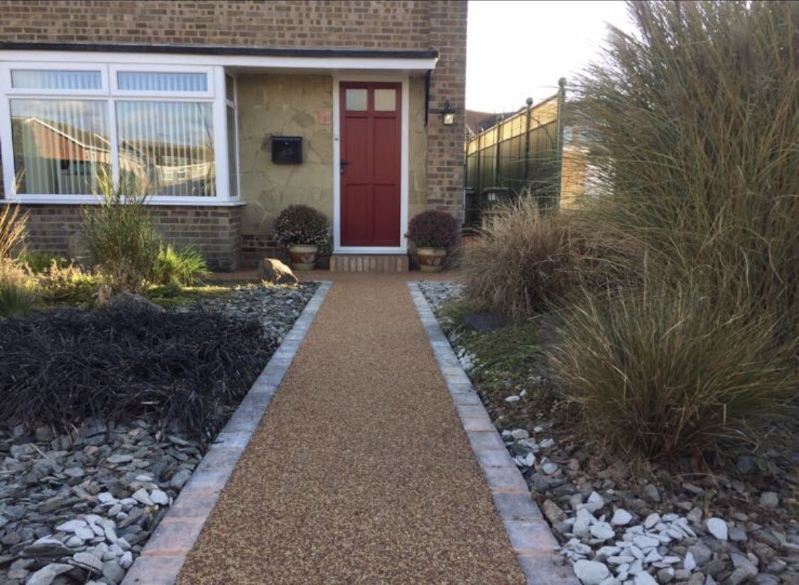 KeystonePaving's tweet image. Here’s a recent resin bound surface we installed in West Sussex.  Plenty more on the horizon when this weather finally breaks. Here we used a 6mm Autumn Russet supplied by @ResinBondedLtd #resinbound #Paving