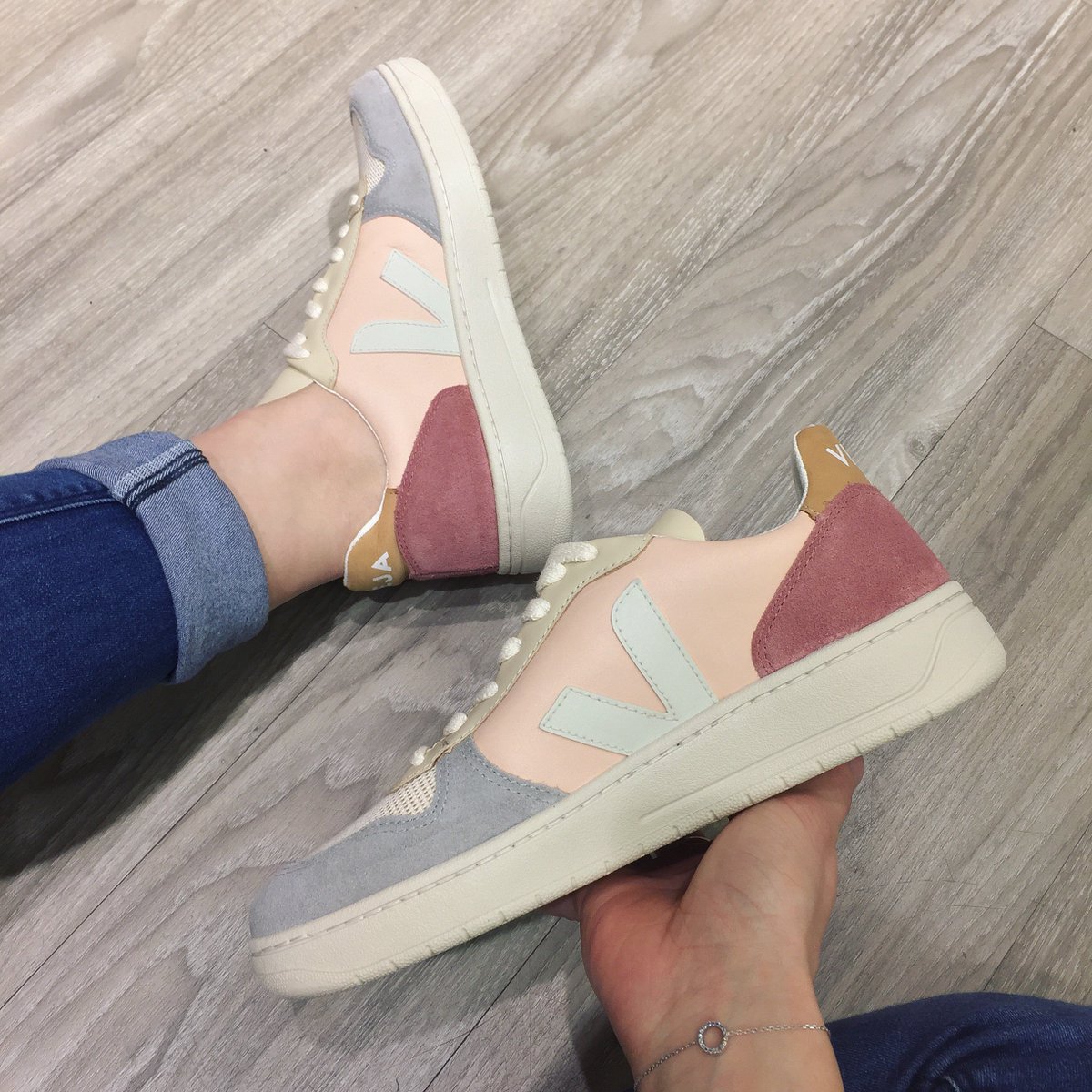 CodeShoesStore's tweet image. La Veja est disponible du 36 au 41 dans votre boutique du centre-ville de Vannes. 
#veja #vejashoes #vejav10 #nikewomen #newarrivals #sneakernews #shoesporn #lifestyle #streetstyle #sneakersaddict #shoesaddict #baskets #kicks #footwear #fashion #shoes #sneakers #kicksoftheday