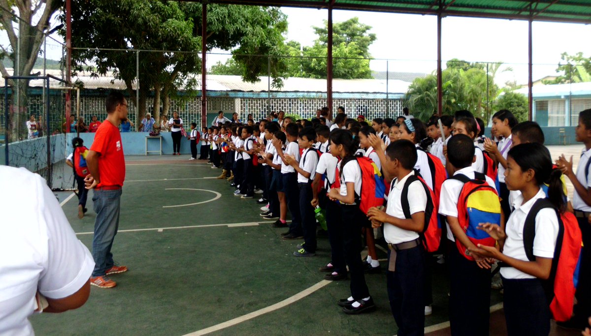 ONACapistrano's tweet photo. #SucedeHoy:El dia lunes la ONA capistrano haces conversatorios en la escuela tomas ignacio potentini celebrando la semana aniversario de la ONA orientando a nuestros jóvenes a hacer deporte y ser ciudadanos modelos para la sociedad Francisco Ortiz Charly Uriepero Alexander Naser https://t.co/KSjurvuT0M