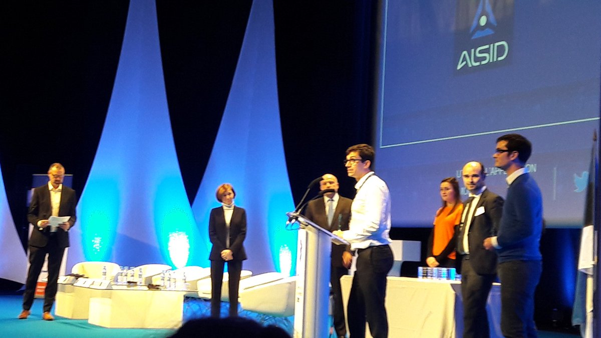 JoelleCottenye's tweet photo. La Ministre des Armées @florence_parly a remis les prix de la #PME innovante à #SQREEN et #ALSID ainsi que les prix du livre #Cyber2018 #FIC2018 Les entreprises françaises prennent tte leur place dans la #cybersécurité Un secteur d'avenir, créateur d' #Emplois pour @lenord https://t.co/IA1yLdgtz2