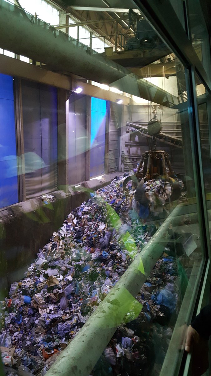 Trinijove's tweet photo. Visitando la Planta de Revalorización de #residuos de Sant Adriá #PIVR con los alumnos del curso @ecoembes @Trinijove @danone_es https://t.co/iXd7TQgVFD