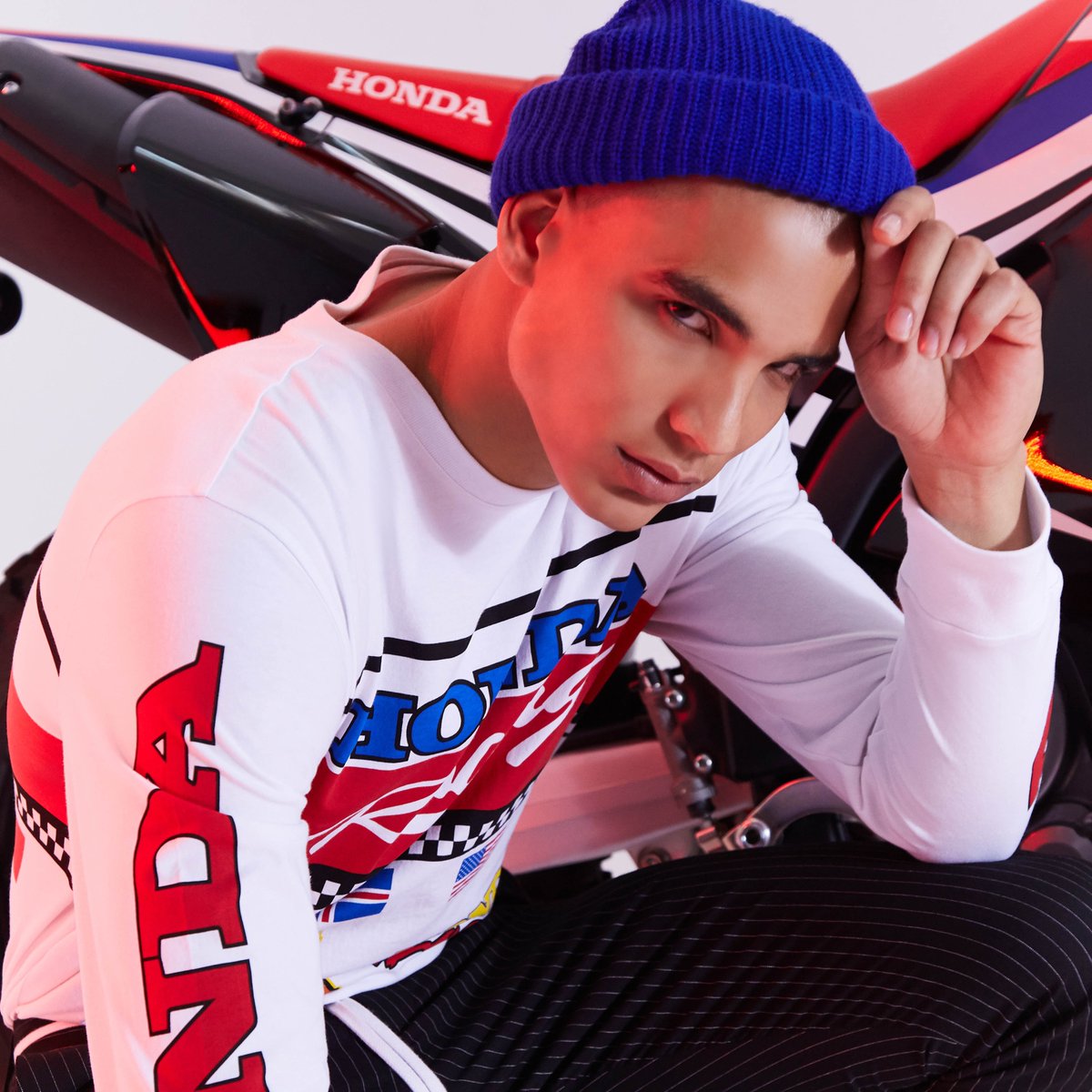 Honda's tweet photo. We are pleased to announce the @HondaPowersprts x @Forever21 collab. An exclusive collection of vintage-inspired race gear. 

#F21xHonda 

https://t.co/eBp5VeDkYK https://t.co/SqzqUARlRo